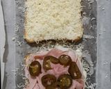 Foto del passaggio 2 della ricetta Croque Monsieur con Emmental svizzero DOP e Jalapeño