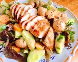 Hình bước làm 4 của món Salad Phi Lê Gà Áp Chảo Sốt Mè Rang
