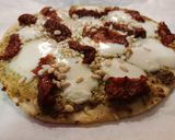 Foto del paso 3 de la receta: Pizza de pesto, tomate seco y piñones