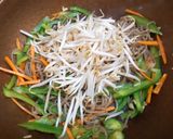 รูปขั้นตอนการทำที่ 4 ของ เส้นบุกผัดหมูเส้นพริกหวาน
