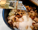 Foto del paso 3 de la receta: Pollo en salsa de cava y estragón con champiñones