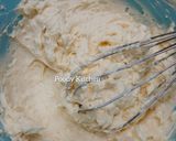 Foto langkah ke 2 dari resep Strawberry Cream Cheese Crumble Bread.