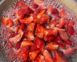 Foto langkah ke 2 dari resep Selai Strawberry.