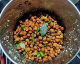 गावरानी चणे आणि तुरीचे चाकवत घातलेले वडे.(Gavran Chane Turi Chakvat Bhaji Vade Recipe In Marathi) रेसिपी स्टेप 2 फोटो 