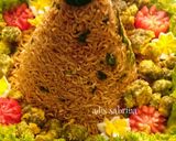 Foto langkah ke 4 dari resep Tumpeng mie ulang tahun.