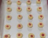 Foto langkah ke 4 dari resep Strawberry Thumbprint Cookies.