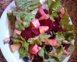 Foto del paso 6 de la receta: Ensalada de remolacha, lechuga, queso, pasas, y nueces