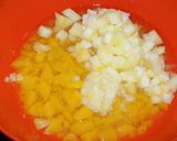 Foto del paso 3 de la receta: Ananá rellena con ensalada de frutas