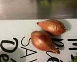 Une image de l'étape 2 de Navets boule d'or aux saucisses allemandes, bouillon de champignons et olives.