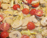 Foto del paso 3 de la receta: Salmón en salsa cremosa de puerro con cherrys y espinacas frescas