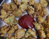 A picture of step 3 of Moong dal pakode.