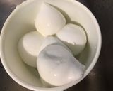 Une image de l'étape 3 de Salade de tomates à la mozzarella, basilic et fleurs de ciboulette.