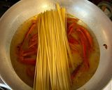 Foto del passaggio 2 della ricetta Spaghetti in padella 30 sgombro peperone limone