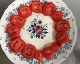 Une image de l'étape 2 de Salade de tomates et courgettes râpées au persil et citron.