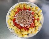 Une image de l'étape 9 de Salade de pommes de terre, tomates et oignon doux à l’ail frais et thon mariné.
