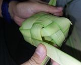 Foto langkah ke 1 dari resep Kupat Tahu Bumbu Kacang Tanah khas Banjar Patroman Jawa Barat.