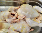 Foto del paso 1 de la receta: Pollos entero asados al carbón