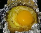 Foto langkah ke 2 dari resep Baked potato with egg and cheese.