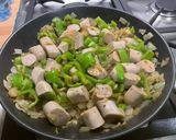 Une image de l'étape 12 de Saucisses allemandes aux poivrons verts, oignon et épices.