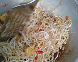 A picture of step 3 of Tumis tauge.