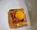 รูปขั้นตอนการทำที่ 5 ของ ข้าวผัดไข่ซอสมะเขือเทศใส่สาหร่ายกับ ฮอทดอก