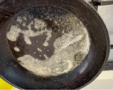 Foto del paso 1 de la receta: Huevos revueltos con queso