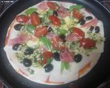 Foto del paso 3 de la receta: Pizza de rúcula, jamón serrano, aceitunas negras y tomates cherry macerados