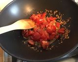 Une image de l'étape 10 de Sundakai aux tomates et épices indiennes.
