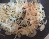 Foto del paso 2 de la receta: Salsa de nata, cebollas y chorizos