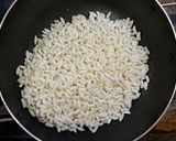 A picture of step 4 of Murmura Chivda.