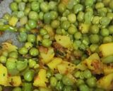 A picture of step 2 of Aloo Matar.