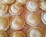 Pierogi z ziemniakami  i cebulką okraszone skwarkami krok przepisu 1 zdjęcie