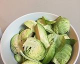 Hình bước làm 1 của món Cải Brussels xào bacon