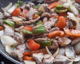 Foto del paso 6 de la receta Bocaditos de cerdo al ajillo con verduras a la soja