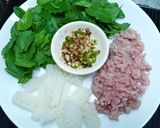 รูปขั้นตอนการทำที่ 1 ของ ผัดกะเพราหมูสับปลาหมึก