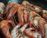 Une image de l'étape 1 de Crevettes sautées à l'ail et romain.