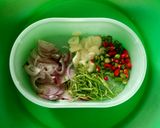 Foto langkah ke 2 dari resep Telur dadar kacang panjang daun jeruk.
