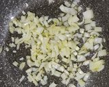 Foto del passaggio 1 della ricetta Pasta al forno con besciamella alla zucca, salsiccia e funghi