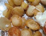 Foto del paso 9 de la receta: Papas noisette con filet de merluza al horno