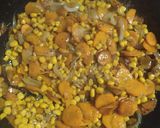 Foto del paso 3 de la receta: Omelette de cebollas caramelizadas, zanahoria y choclo..