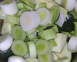 Foto del paso 2 de la receta: Crema de calabacín y aguacate en mambo
