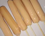 รูปขั้นตอนการทำที่ 2 ของ ขนมปังโรลไส้กรอกทอด (Deep-fried Sausage Bread Rolls)