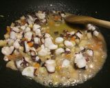 A picture of step 2 of Linguine con ragú di polpo e porcini.