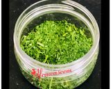 A picture of step 2 of Homemade dried parsley leaves in microwave.