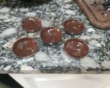 Foto del paso 2 de la receta: Medallones de chocolate blanco y semi amargo rellenos de Oreos