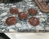 Foto del paso 2 de la receta: Medallones de chocolate blanco y semi amargo rellenos de Oreos