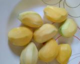 A picture of step 1 of Khatti meethi kairi ki chatni.