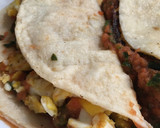 Foto del paso 7 de la receta: Tacos de huevo con queso panela entomatado