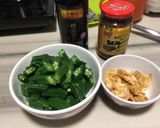 A picture of step 2 of Okra With Seaweed Chilli And Fried Garlic.