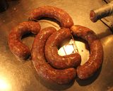 Foto del paso 7 de la receta: Longanisas, chorizos secos, chorizos húmedos y salchicha parrillera